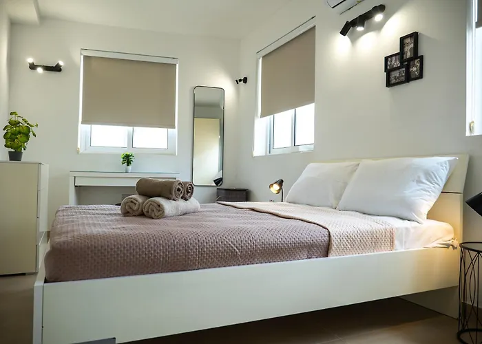 Stella & Rosie - Two Bedroom Apartment's By Eldi Pieta